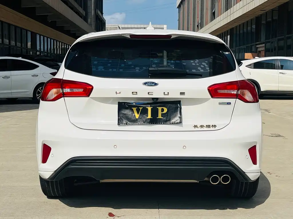 Focus Sedan EcoBoost 180 Auto Sharp Trend