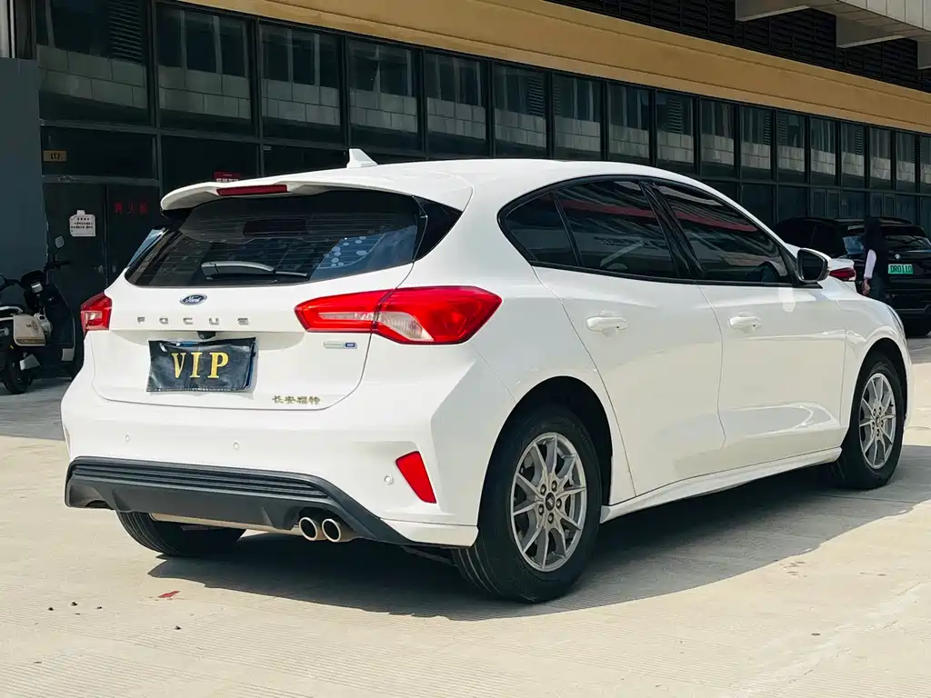 Focus Sedan EcoBoost 180 Auto Sharp Trend