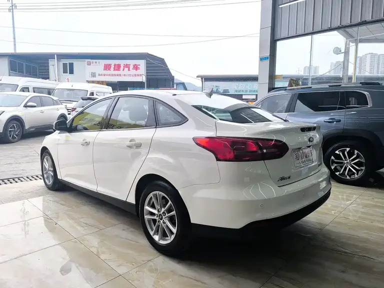 Ford Focus Sedan Classic 1.6 L Auto Style Smart Travel