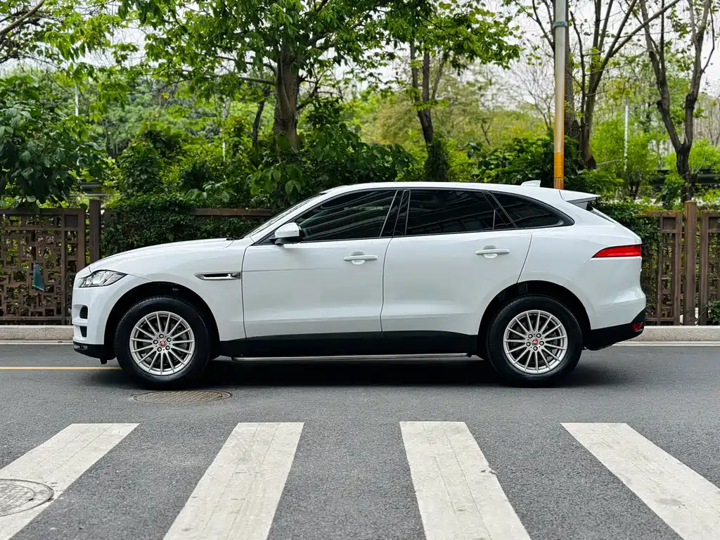 Jaguar F-PACE 2.0 T 2 WD Urban Premium