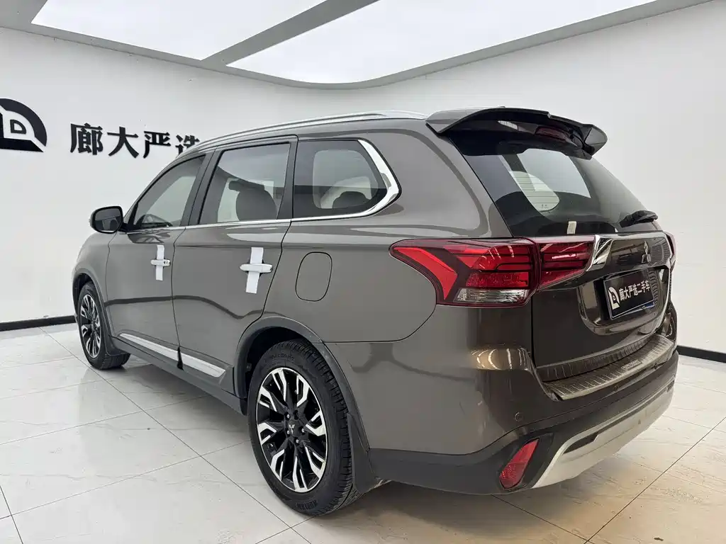 Outlander 2.0 L 2 WD Smooth Enjoyment 7-seat CN-V