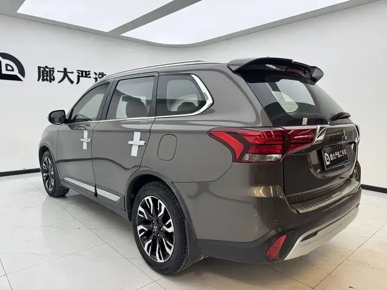 Mitsubishi Outlander 2.0 L 2 WD Smooth Enjoyment 7-seat CN-V