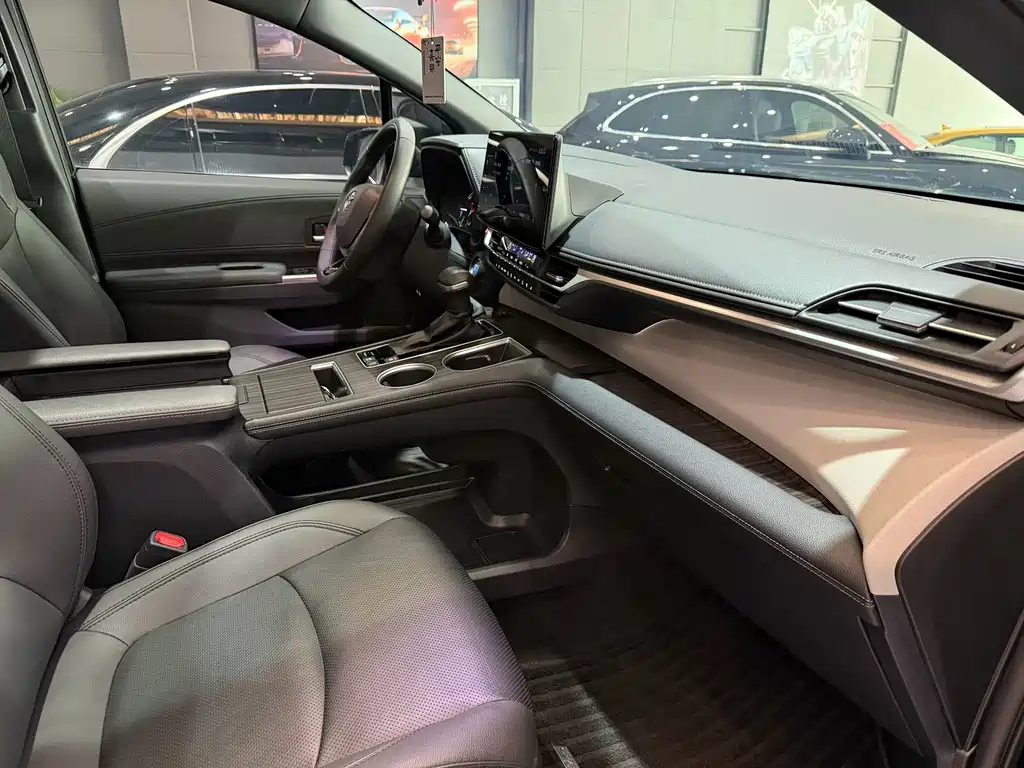 Granvia 2.5 L Hybrid Noble VIP