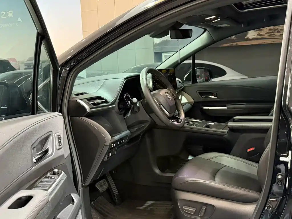 Granvia 2.5 L Hybrid Noble VIP