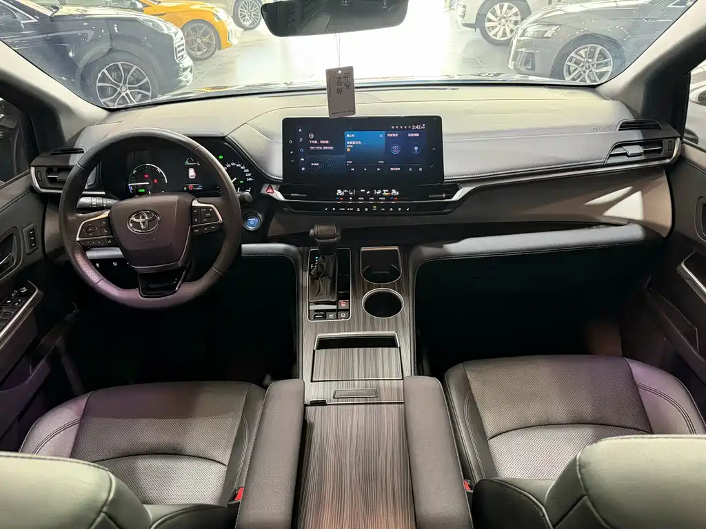 Granvia 2.5 L Hybrid Noble VIP