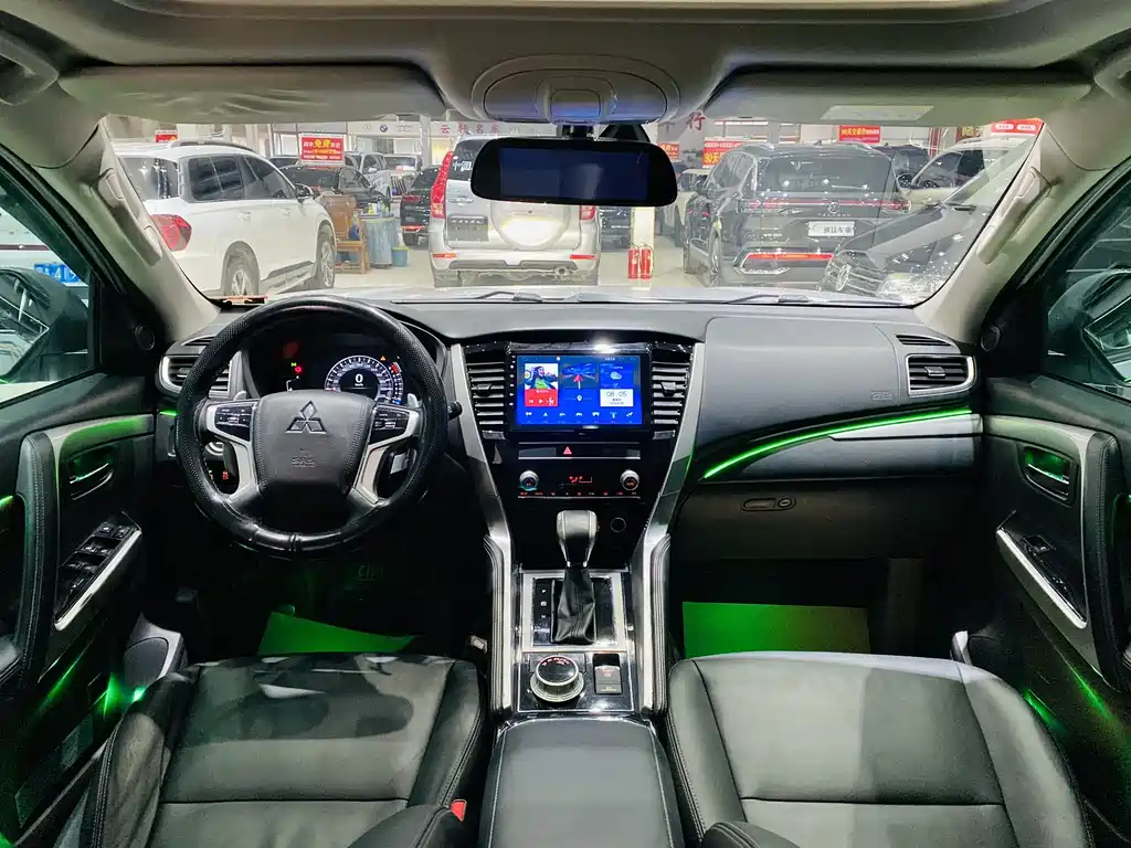Pajero Sport (Import) 帕杰罗·劲畅进口 2020款 3.0 L 豪华版