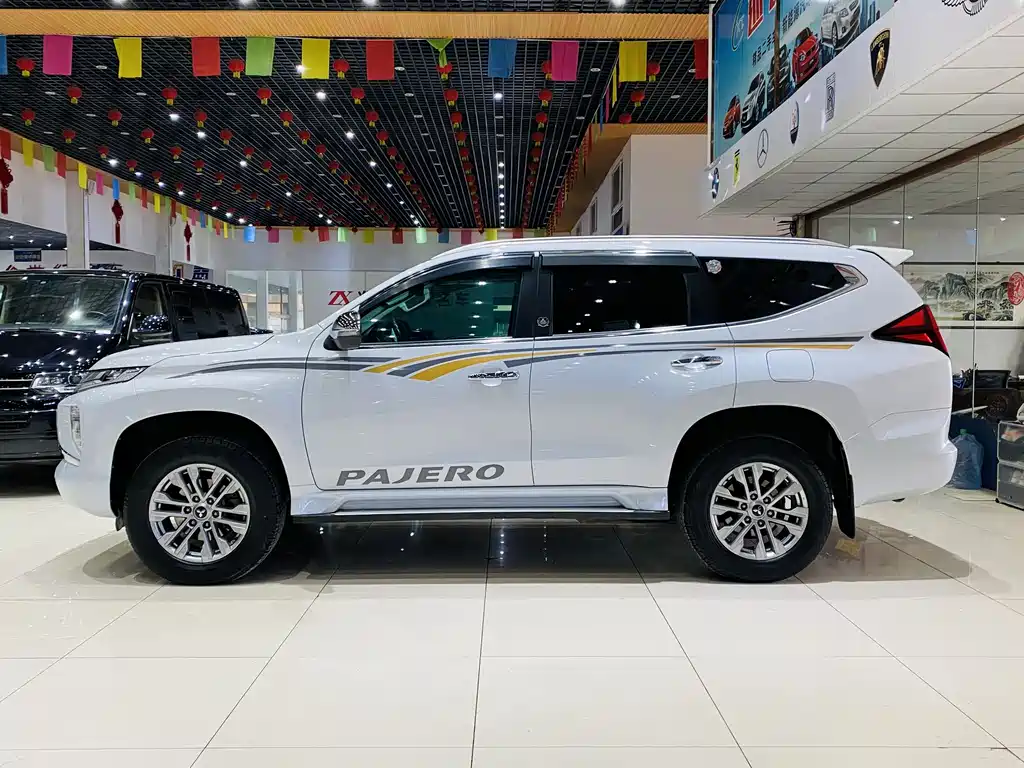Pajero Sport (Import) 帕杰罗·劲畅进口 2020款 3.0 L 豪华版