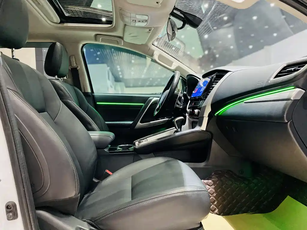 Pajero Sport (Import) 帕杰罗·劲畅进口 2020款 3.0 L 豪华版