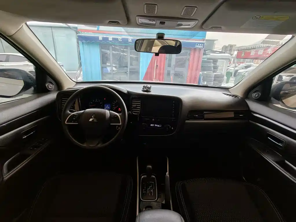 Outlander Facelift 2.0 L 2 WD Smooth Travel 5-seat
