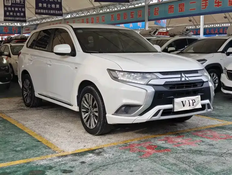Mitsubishi Outlander Facelift 2.0 L 2 WD Smooth Travel 5-seat