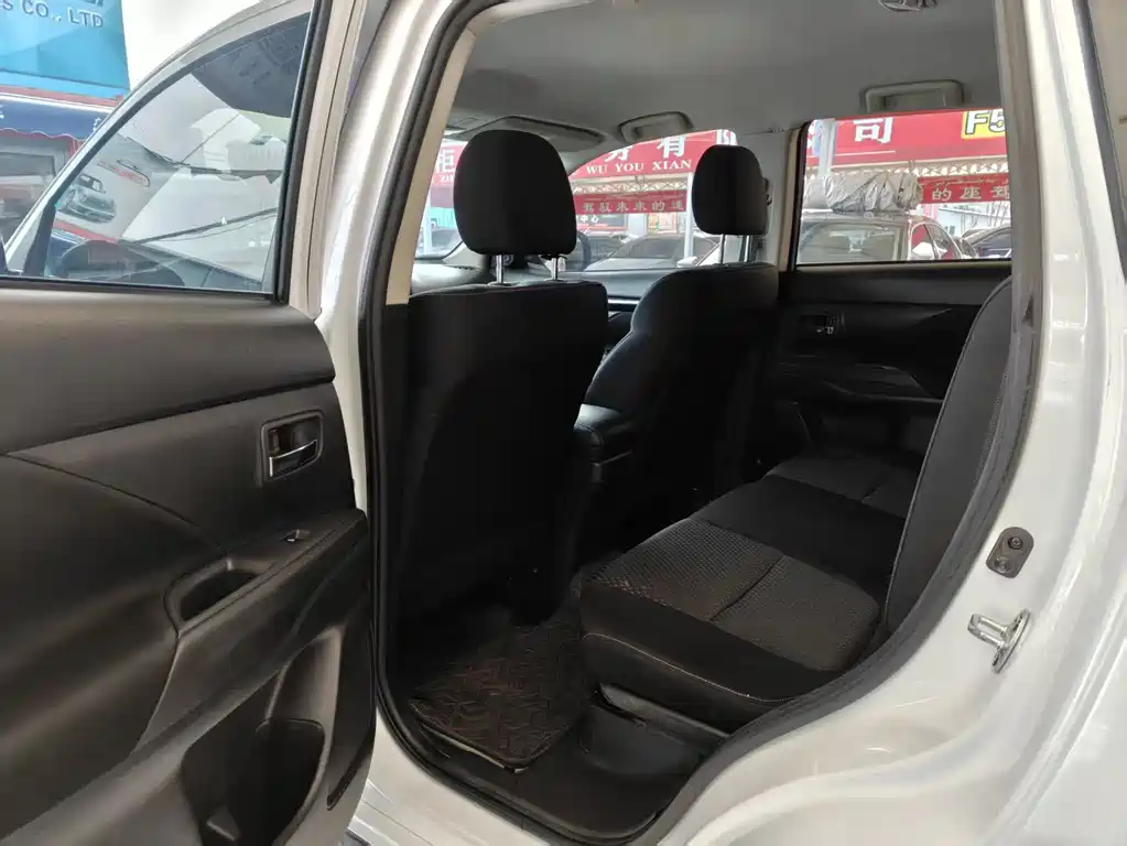 Outlander Facelift 2.0 L 2 WD Smooth Travel 5-seat