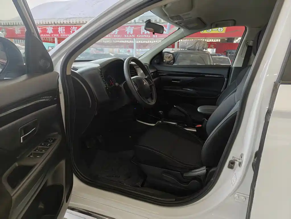 Outlander Facelift 2.0 L 2 WD Smooth Travel 5-seat
