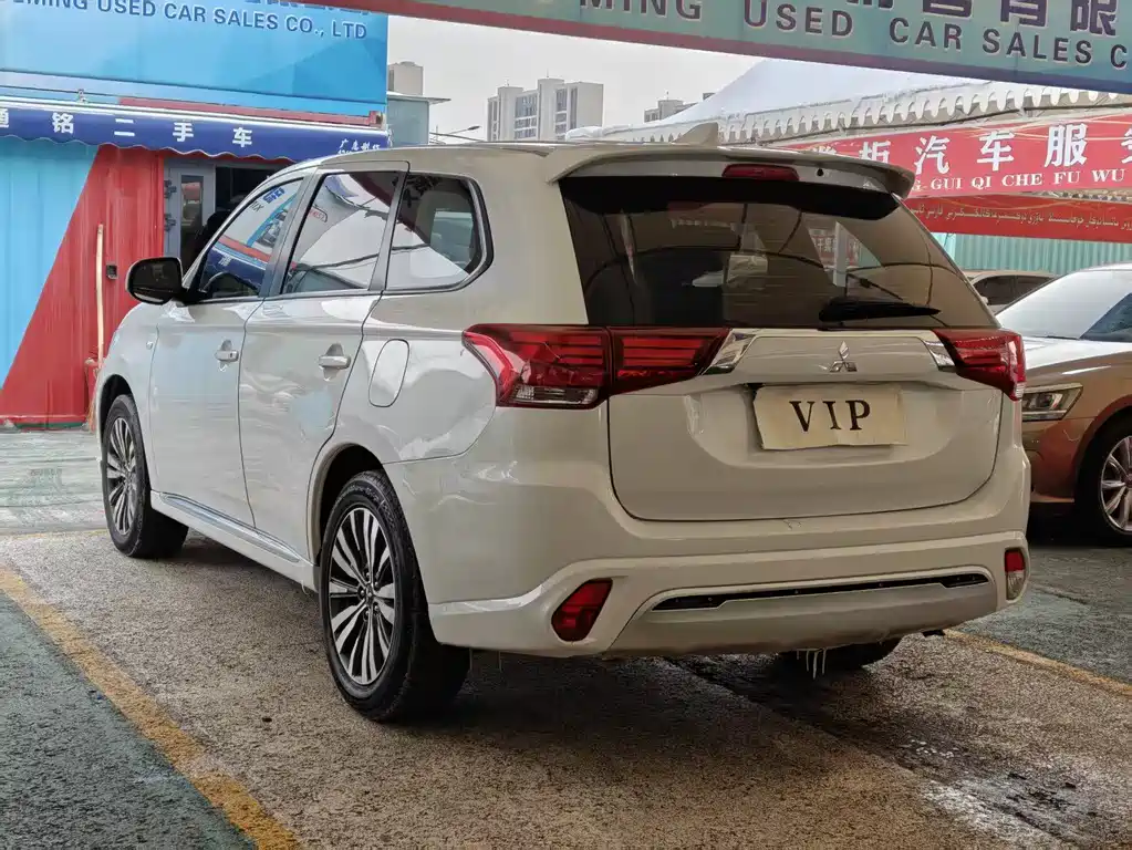 Outlander Facelift 2.0 L 2 WD Smooth Travel 5-seat