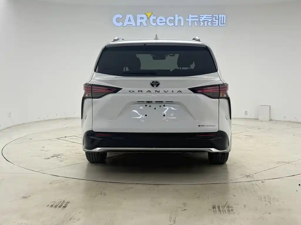 Granvia 2.5 L Hybrid Distinguished PLUS 4 WD