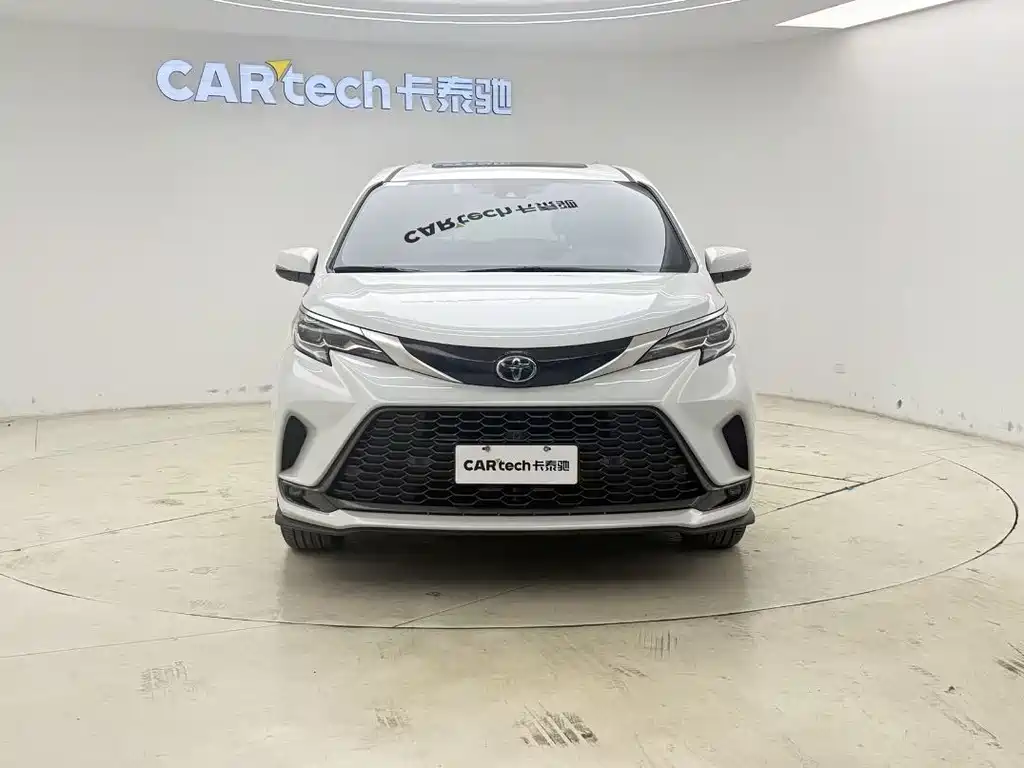 Granvia 2.5 L Hybrid Distinguished PLUS 4 WD