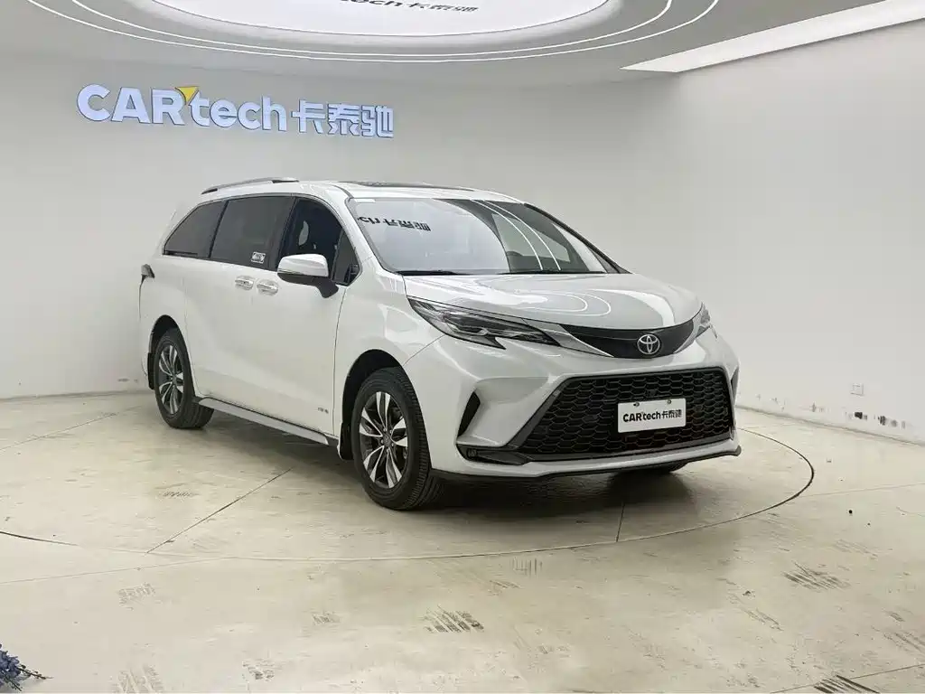 Granvia 2.5 L Hybrid Distinguished PLUS 4 WD