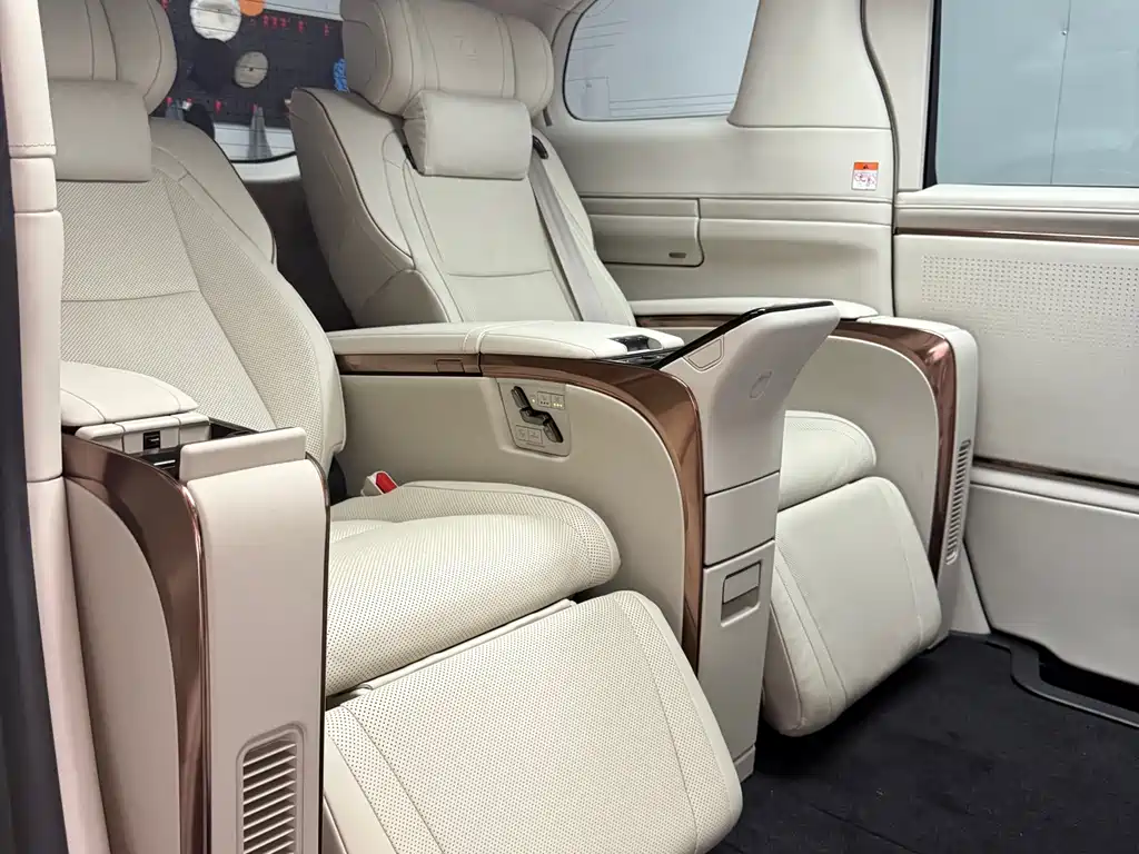 Lexus LM 500 h 4-seat Royal World