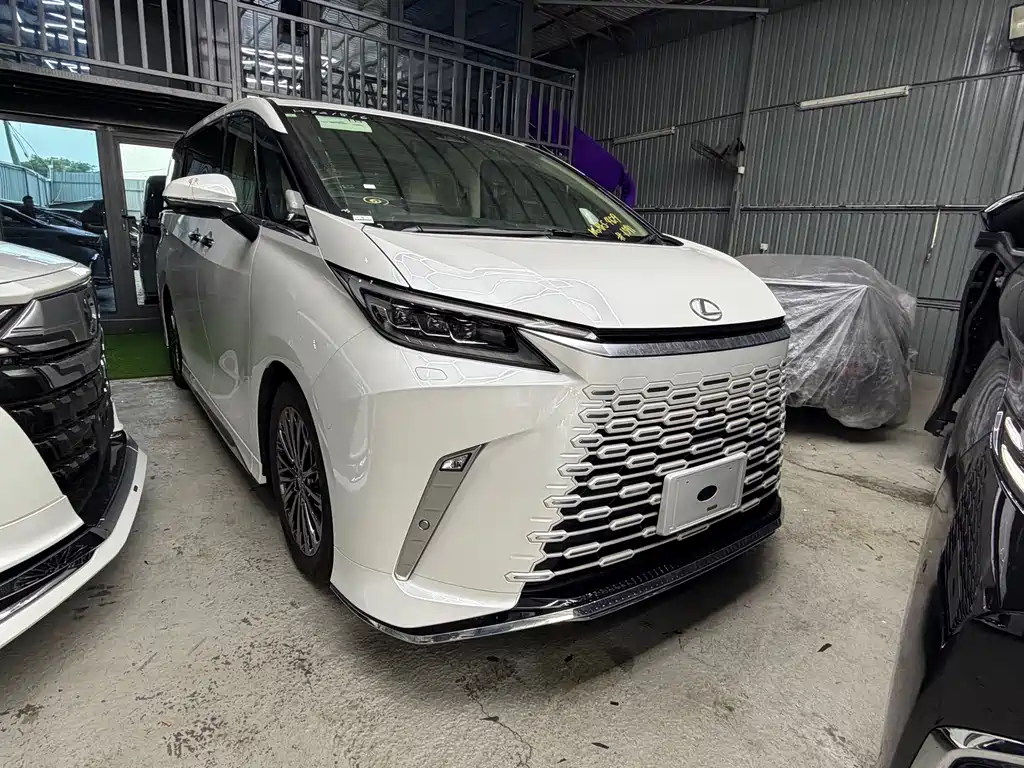 Lexus LM 500 h 4-seat Royal World