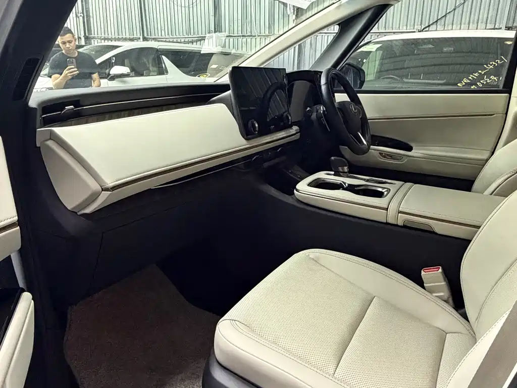 Lexus LM 500 h 4-seat Royal World