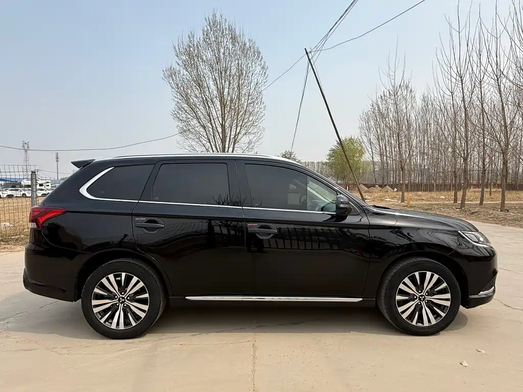 Outlander 2.4 L 4 WD Enjoyment 7-seat