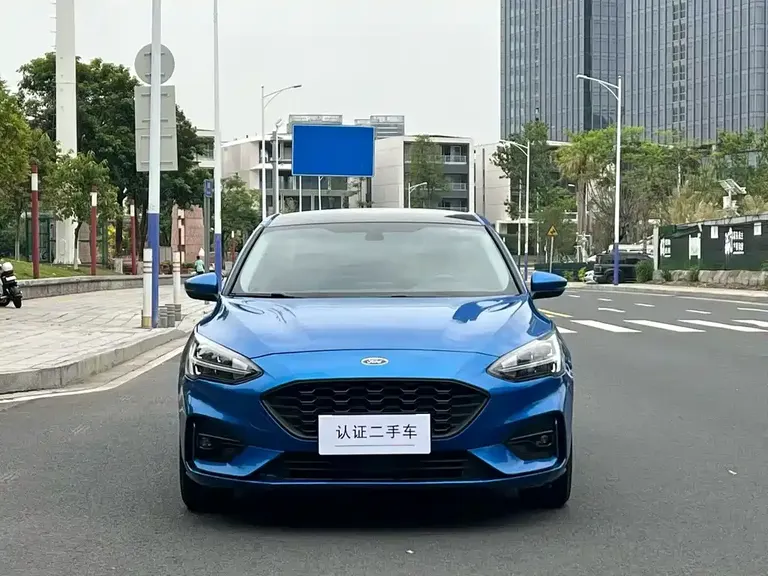 Ford Focus Sedan EcoBoost 180 Auto Sharp Trend
