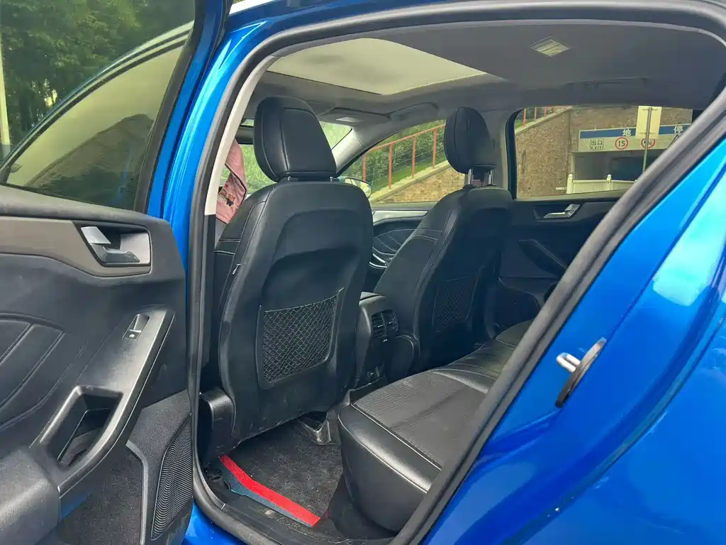 Focus Sedan EcoBoost 180 Auto Sharp Trend