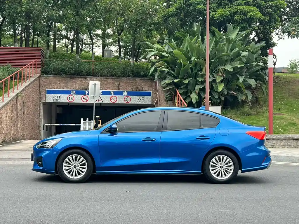 Focus Sedan EcoBoost 180 Auto Sharp Trend