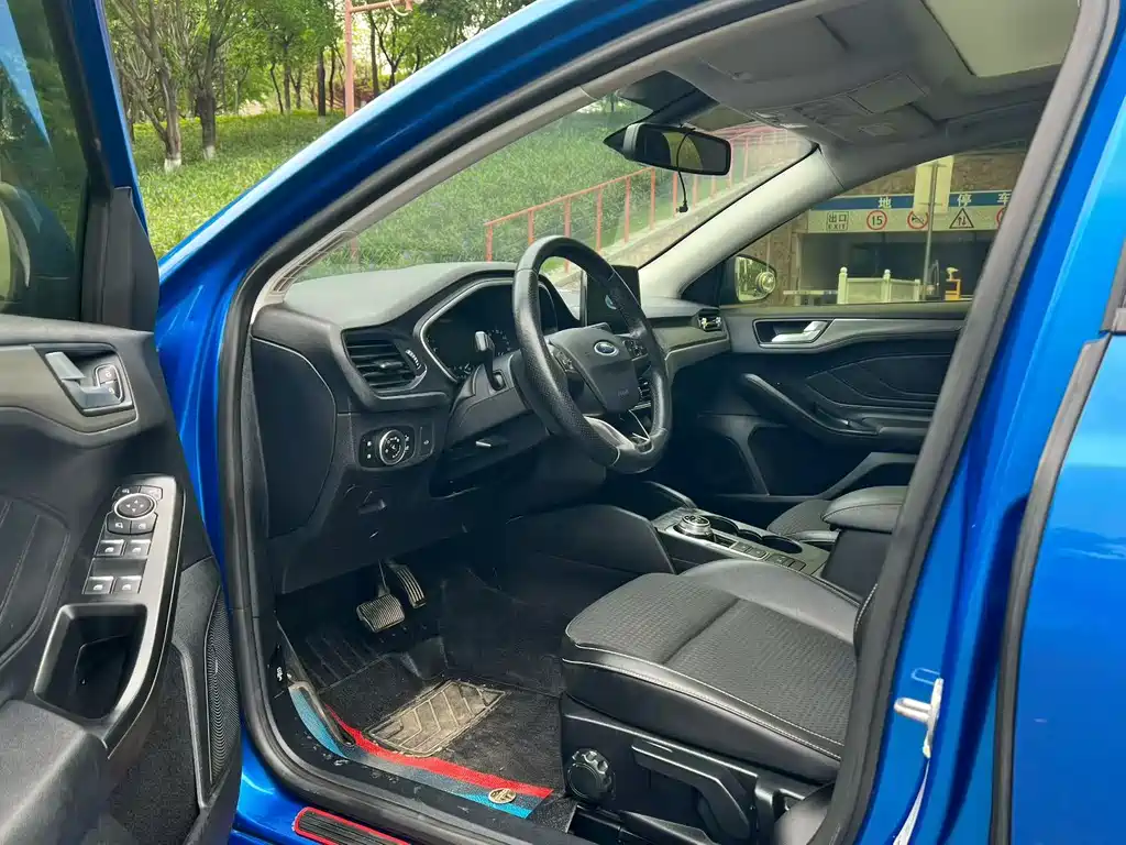 Focus Sedan EcoBoost 180 Auto Sharp Trend