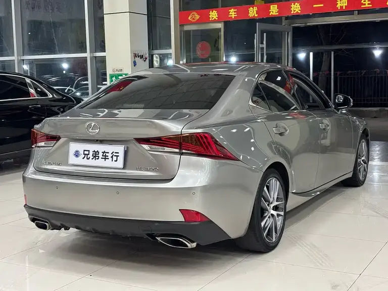 Lexus IS 300 Leading