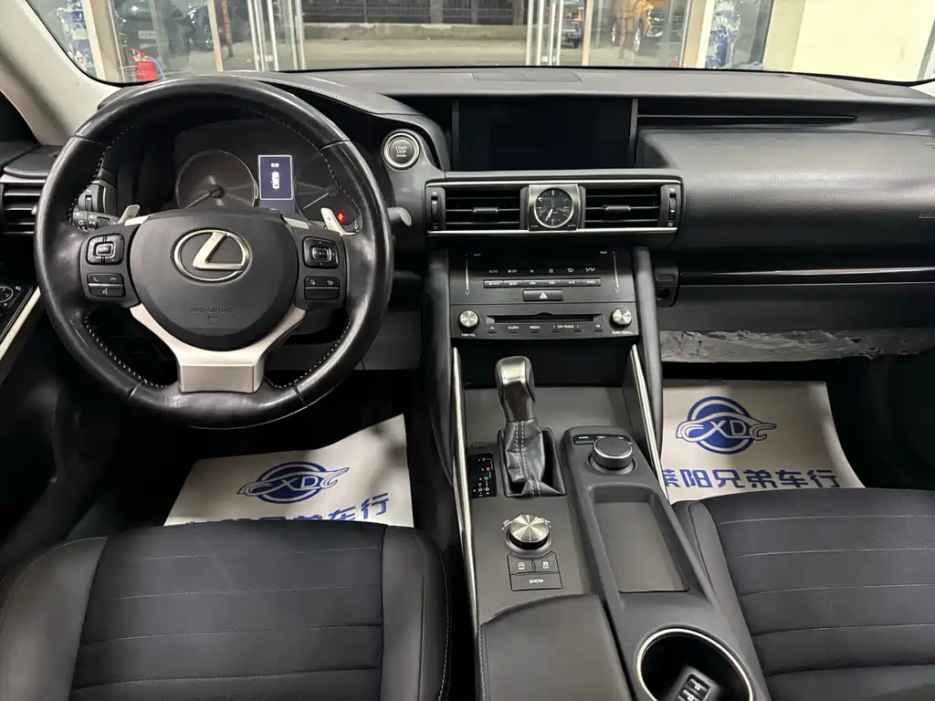 Lexus IS 300 Leading