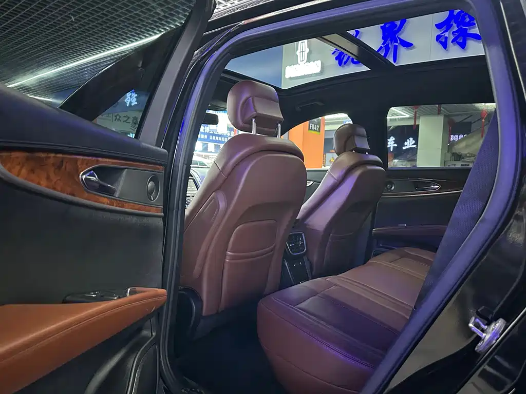 Lincoln MKX 2.7 T 4 WD Honor Shine