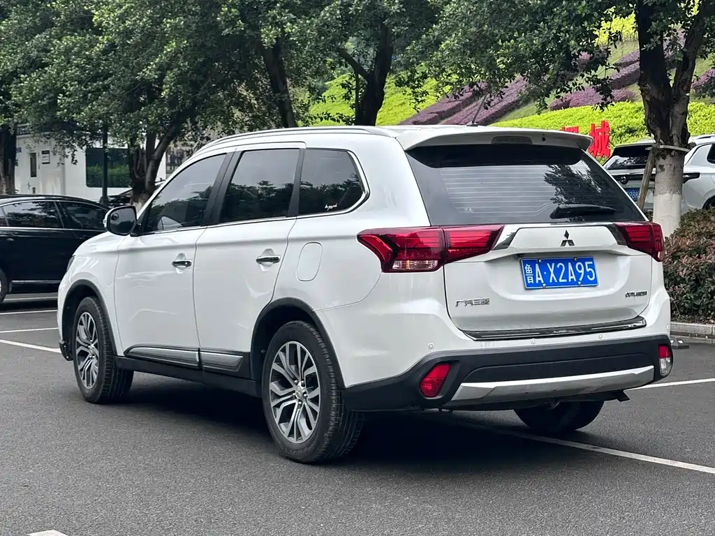Outlander 2.4 L 4 WD Luxury 7-seat
