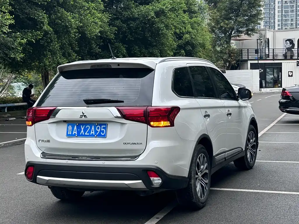 Outlander 2.4 L 4 WD Luxury 7-seat