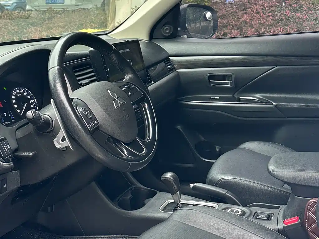 Outlander 2.4 L 4 WD Luxury 7-seat