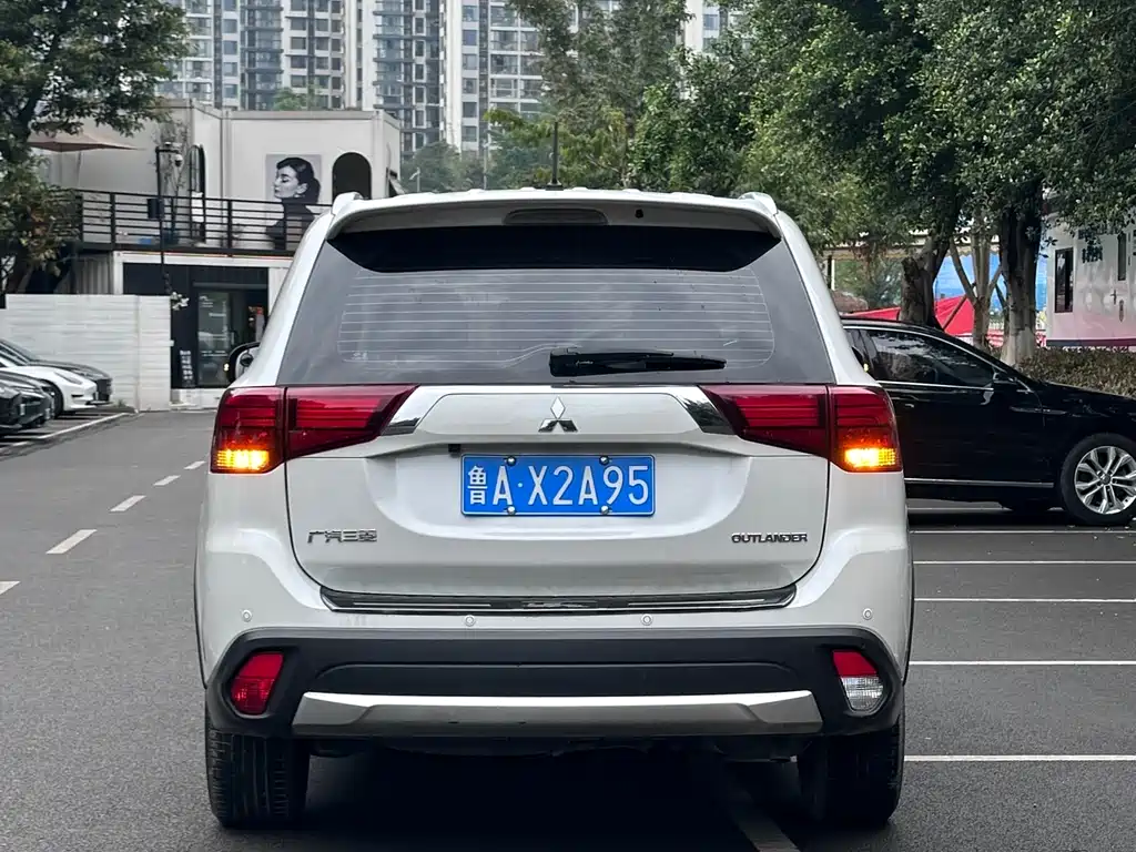 Outlander 2.4 L 4 WD Luxury 7-seat