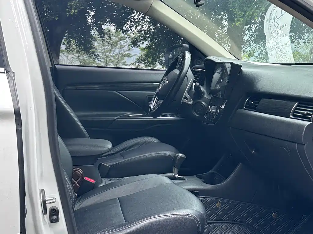 Outlander 2.4 L 4 WD Luxury 7-seat