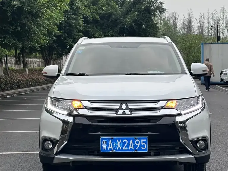 Mitsubishi Outlander 2.4 L 4 WD Luxury 7-seat