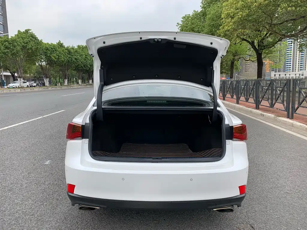 Lexus IS 300 Sharp Style