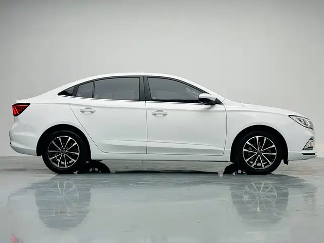 Roewe i5 1.5 L Auto 4 G Connected Leading Luxury Flagship