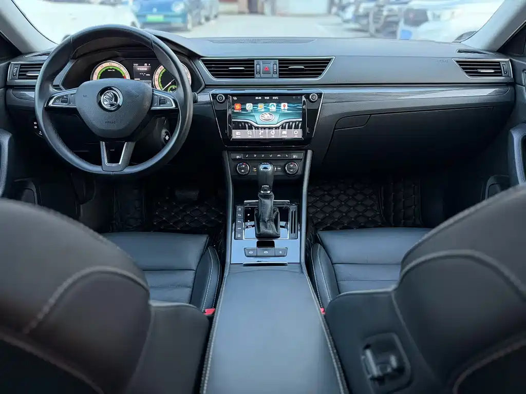 Superb TSI330 DSG Luxury CN-V
