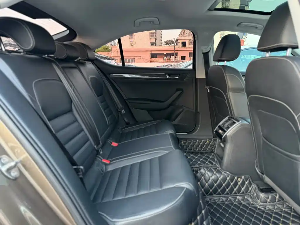 Superb TSI330 DSG Luxury CN-V