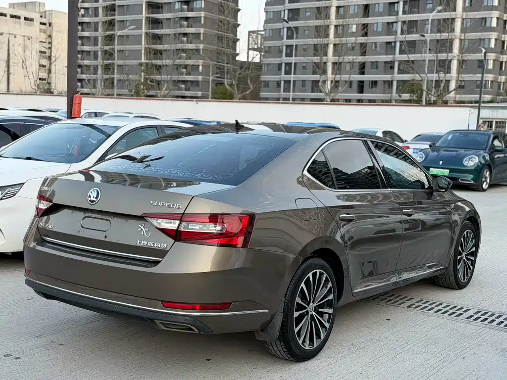 Superb TSI330 DSG Luxury CN-V