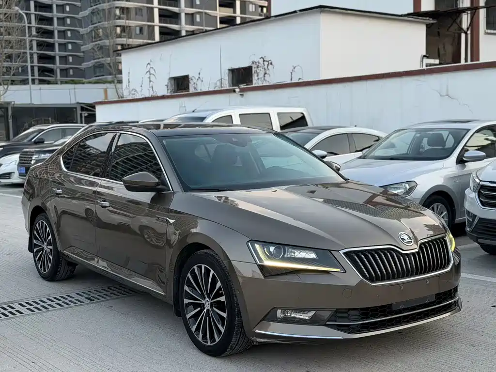 Superb TSI330 DSG Luxury CN-V