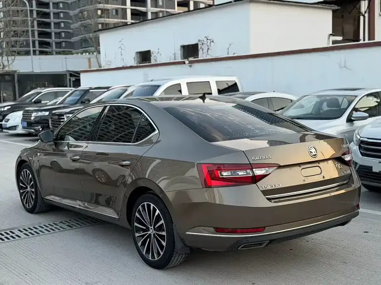 Skoda Superb TSI330 DSG Luxury CN-V