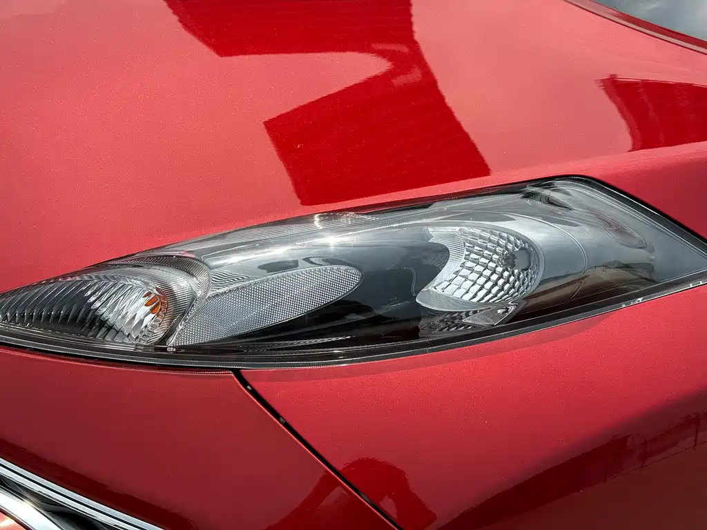 Infiniti ESQ 1.6 L Personality