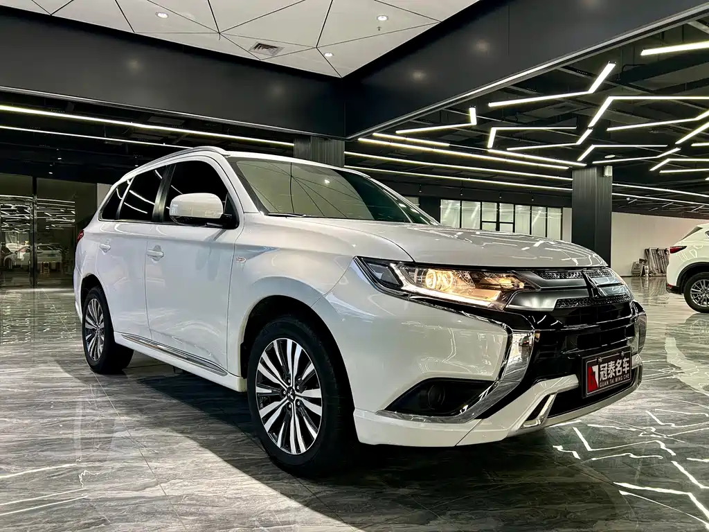 Outlander Facelift 2.0 L 2 WD Smooth Travel 5-seat