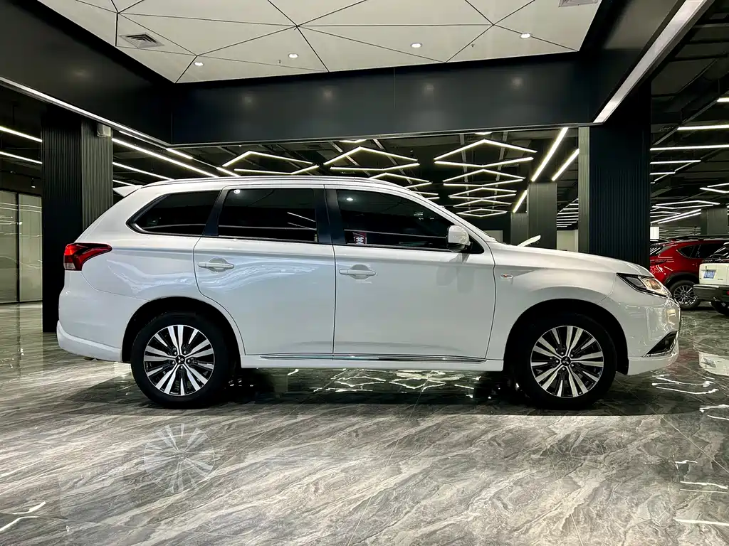 Outlander Facelift 2.0 L 2 WD Smooth Travel 5-seat