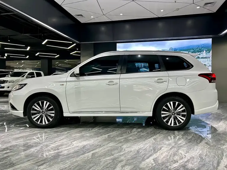 Mitsubishi Outlander Facelift 2.0 L 2 WD Smooth Travel 5-seat