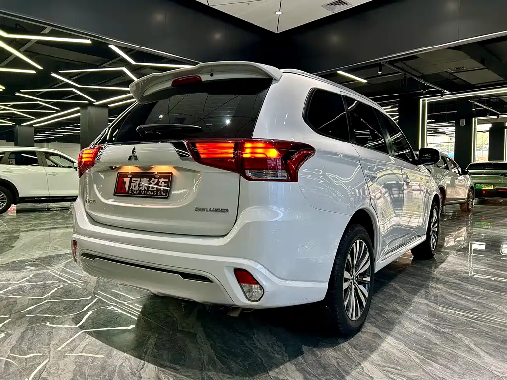 Outlander Facelift 2.0 L 2 WD Smooth Travel 5-seat