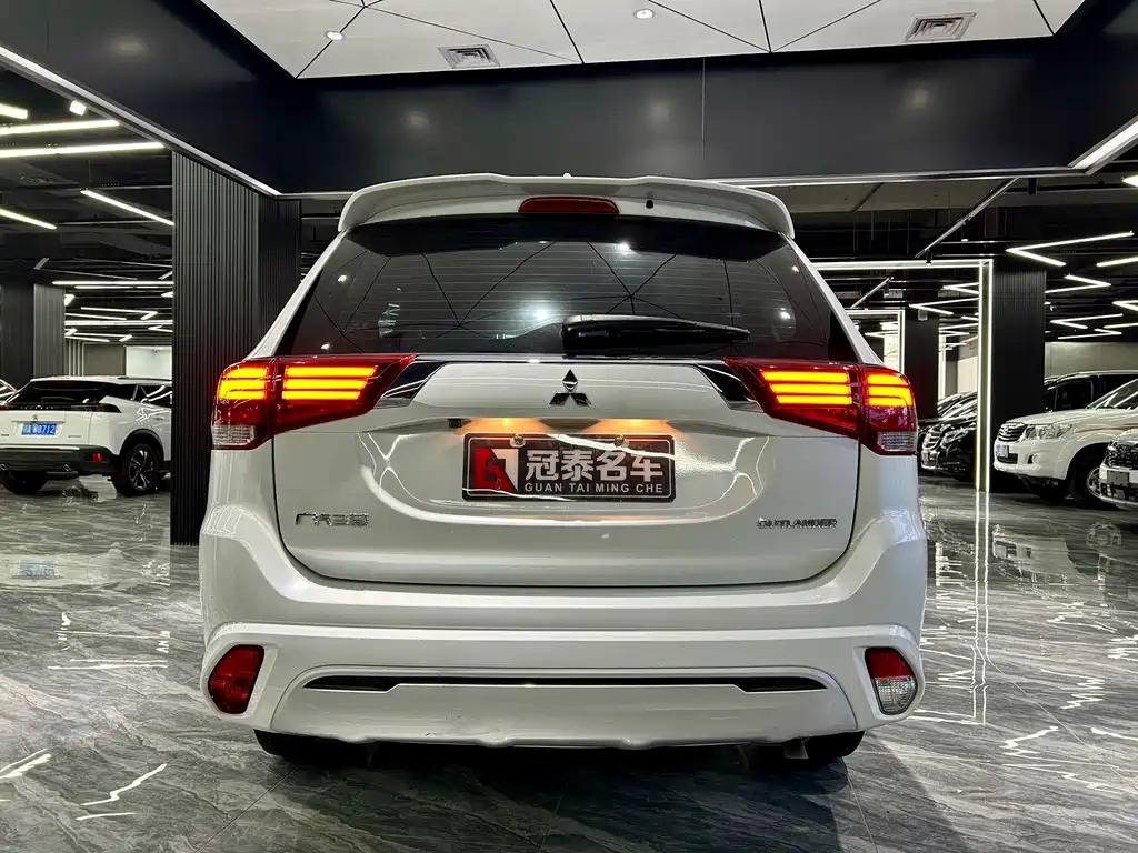 Outlander Facelift 2.0 L 2 WD Smooth Travel 5-seat